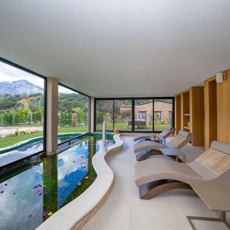 Spa mit Pool und Bergblick